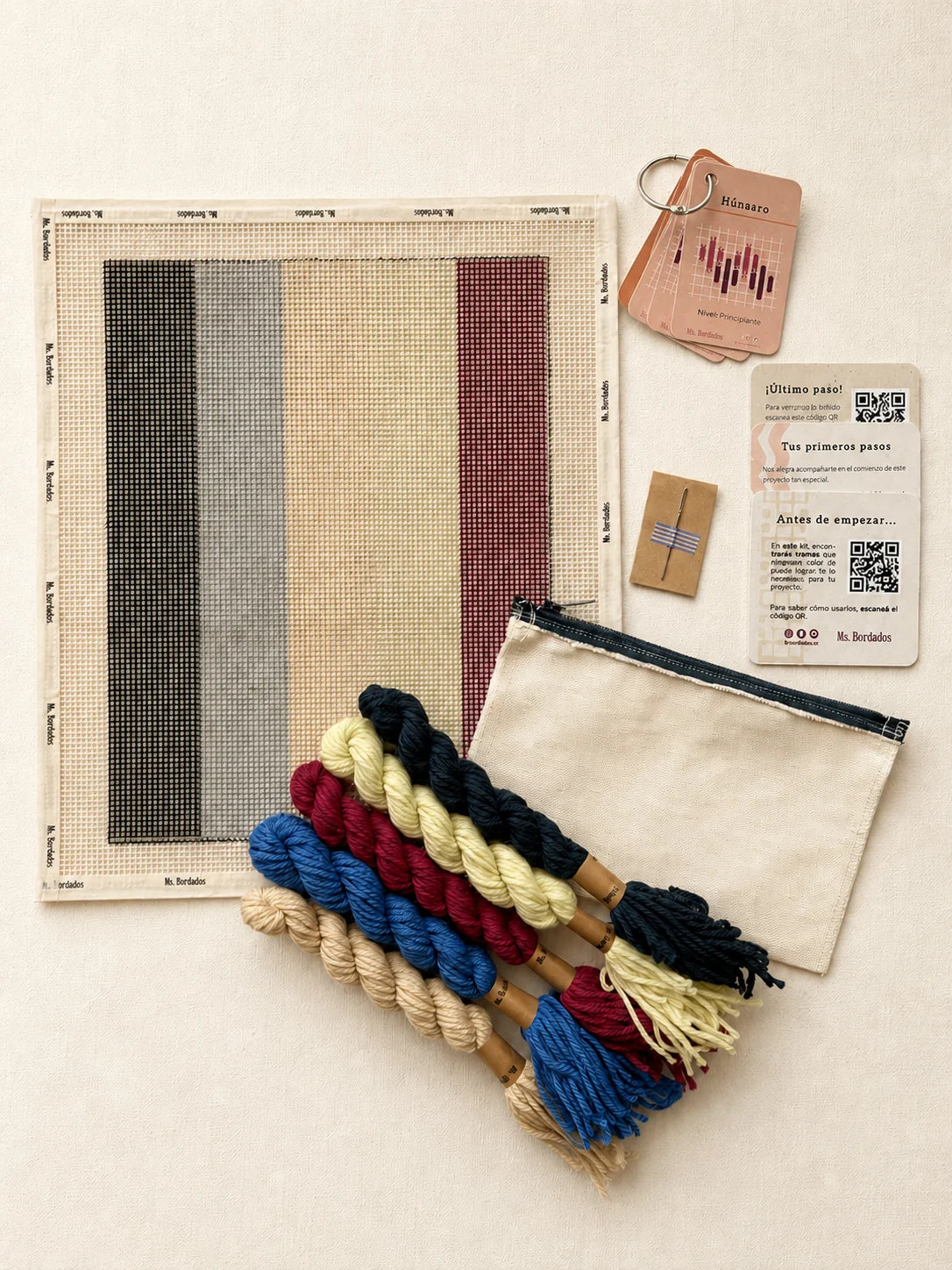 Contenido del kit de bordado en cañamazo Bolsito Bruma: cañamazo, lanas, aguja y manual - Ms. Bordados