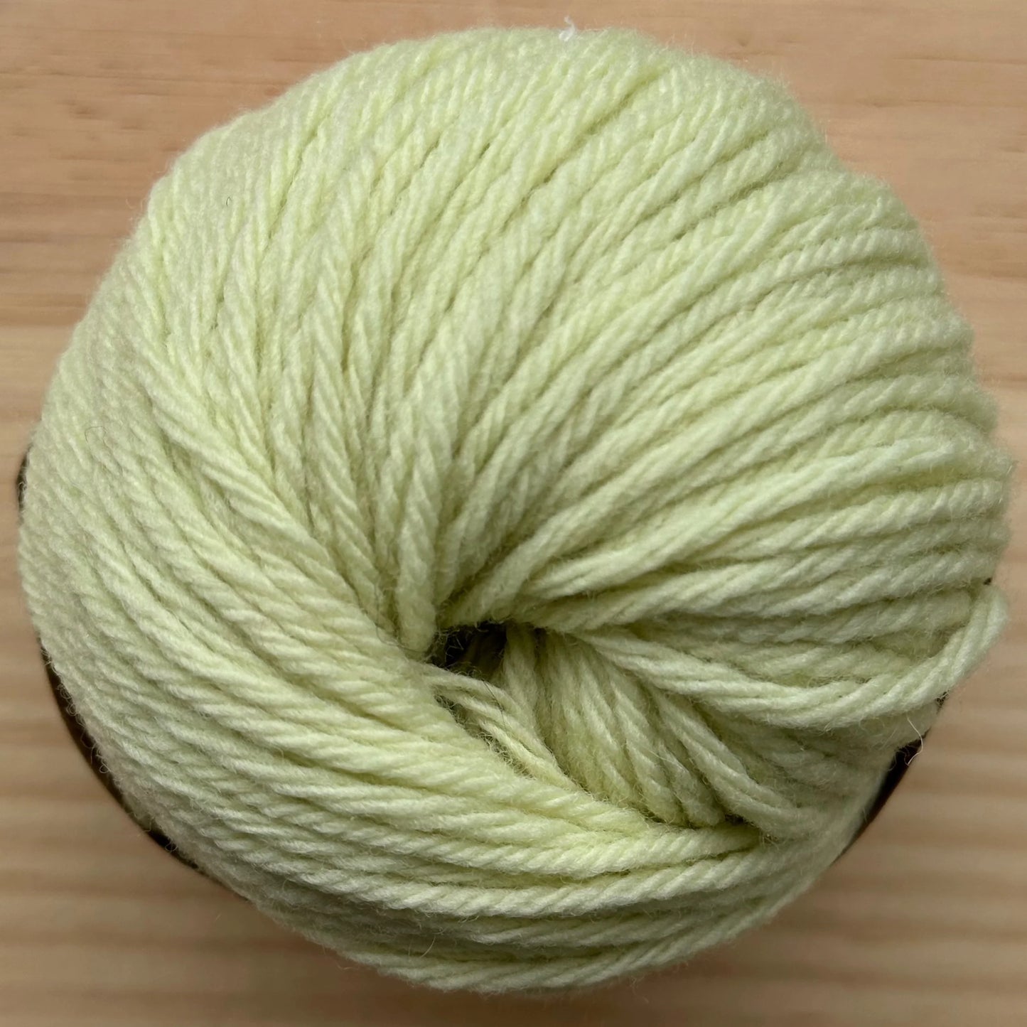 Ovillo de Lana 100% Española - Verde lima - detalle