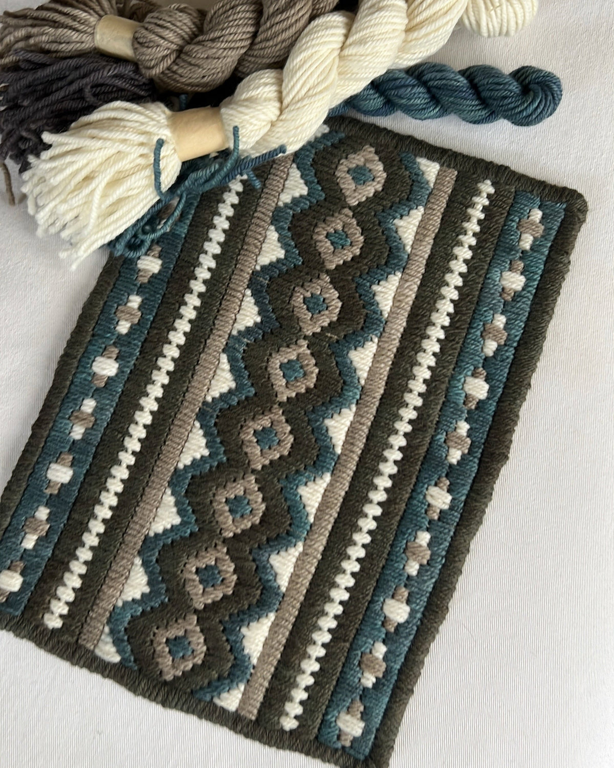 Bargello embroidery piece with hand-dyed wools — online course Bargello from scratch