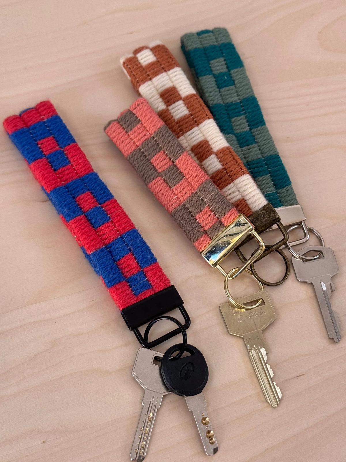 Canvas embroidery kit - Cubos Keyring