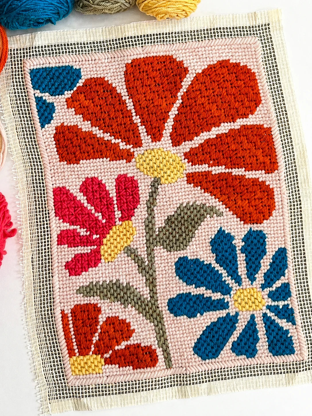Diseño Cabarita bordado en cañamazo a medio punto - Ms. Bordados