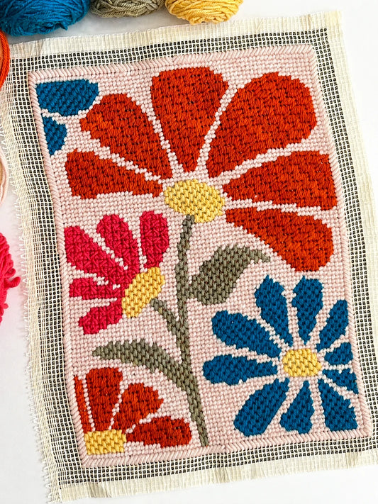 Diseño Cabarita bordado en cañamazo a medio punto - Ms. Bordados