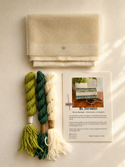 Kit de bordado en cañamazo - Bolsito Cleo Selva - Ms. Bordados