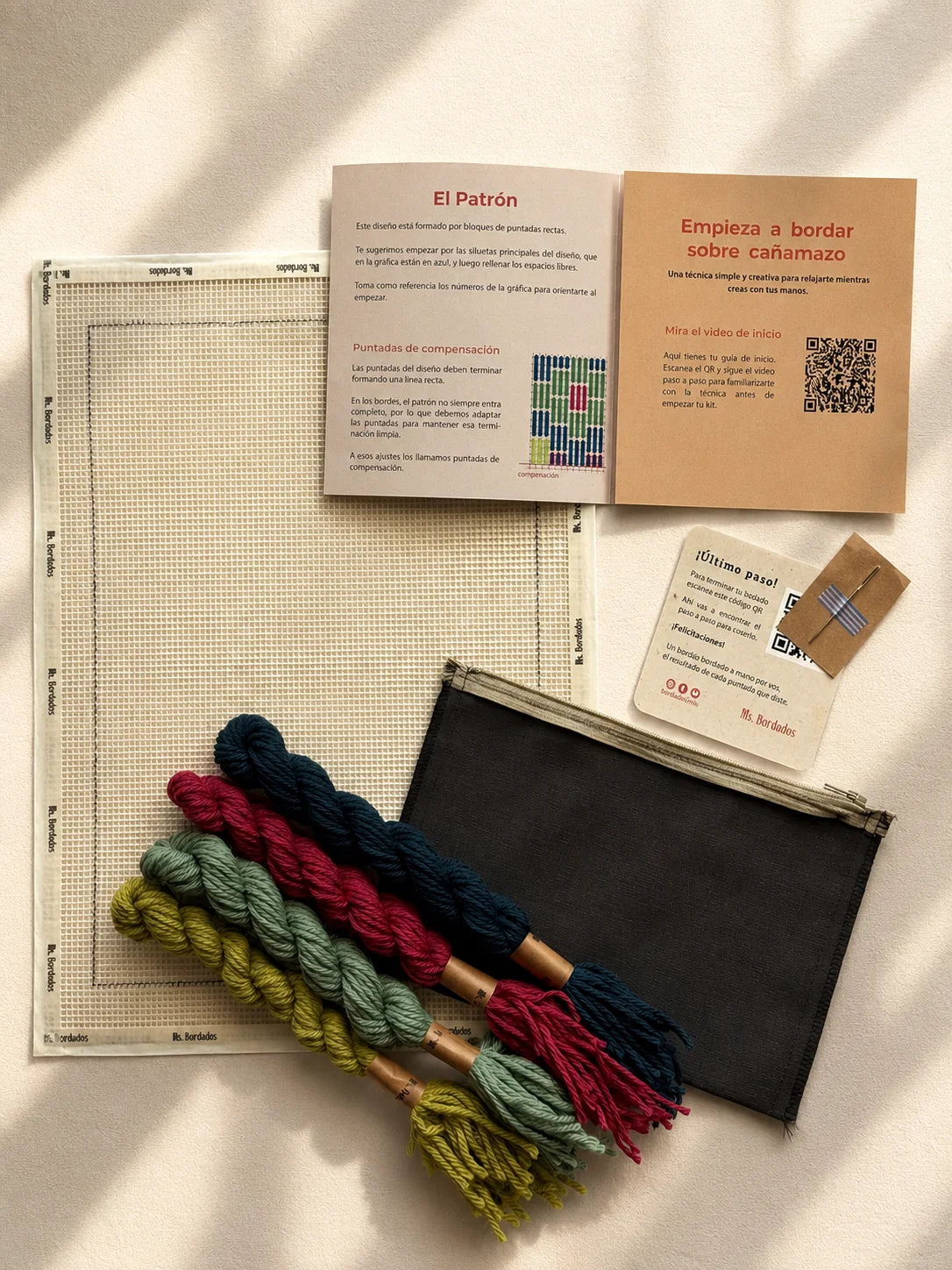 Contenido del kit de bordado en cañamazo Bolsito Reed: cañamazo, lanas, aguja y manual - Ms. Bordados
