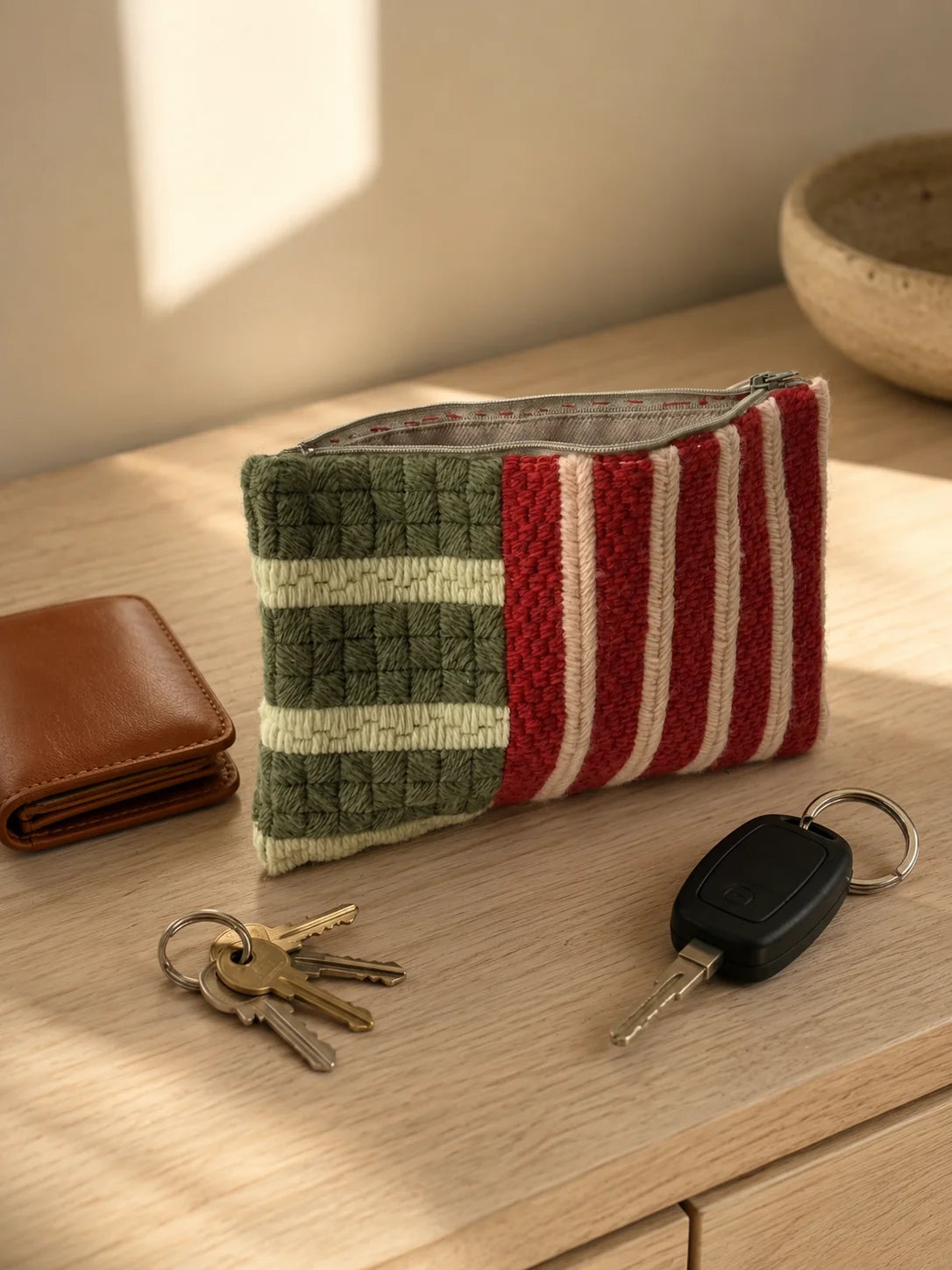 Bolsito de cañamazo bordado a mano a rayas verde y rojo con cierre - Kit Stripe de Ms. Bordados