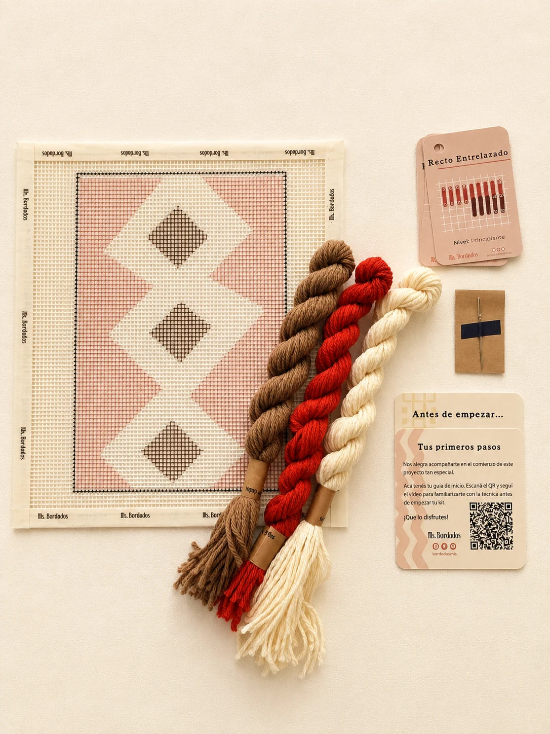 Componentes del Kit Cuadrito Senda: cañamazo con el diseño, lanas, aguja y tarjetas de puntadas — Ms. Bordados