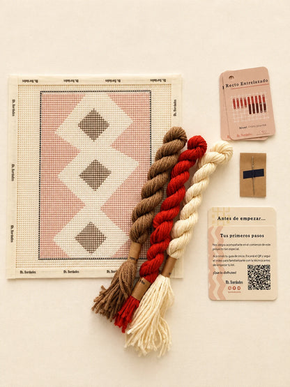 Componentes del Kit Cuadrito Senda: cañamazo con el diseño, lanas, aguja y tarjetas de puntadas — Ms. Bordados