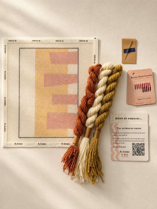 Componentes del Kit Cuadrito Telar: cañamazo con el diseño, lanas, aguja y tarjetas de puntadas — Ms. Bordados
