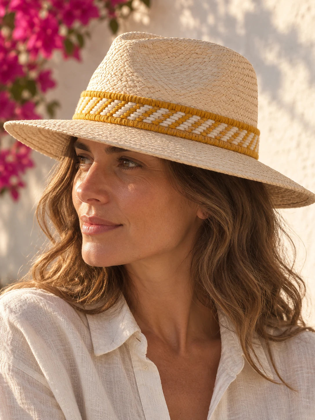 Cenefa larga Franja Compás Sol bordada sobre cañamazo, aplicada en un sombrero, en Blanco y Dijon — Ms. Bordados