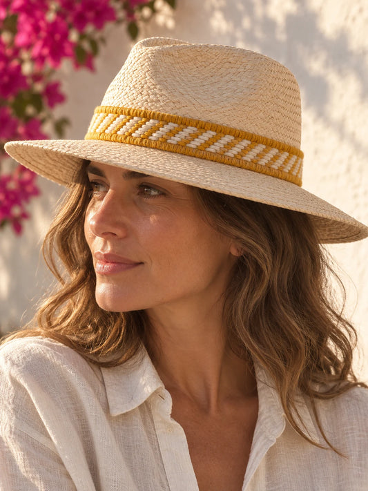 Cenefa larga Franja Compás Sol bordada sobre cañamazo, aplicada en un sombrero, en Blanco y Dijon — Ms. Bordados