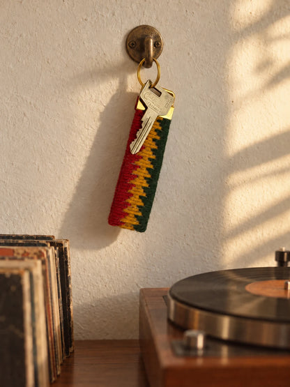 Llavero Franja Vibra Kilim bordado sobre cañamazo, terminado, colgado en un gancho, en Verde forestal, Rojo ladrillo y Amarillo — Ms. Bordados