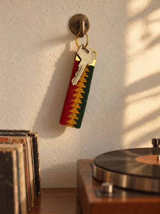Llavero Franja Vibra Kilim bordado sobre cañamazo, terminado, colgado en un gancho, en Verde forestal, Rojo ladrillo y Amarillo — Ms. Bordados