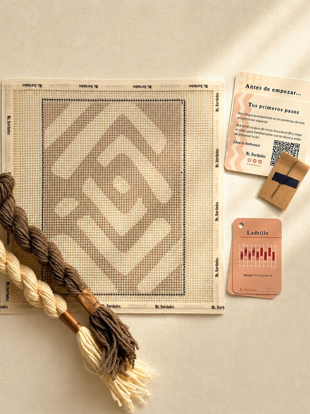 Componentes del Kit Cuadrito Kuba Rafia: cañamazo con el diseño, lanas, aguja y tarjetas de puntadas — Ms. Bordados