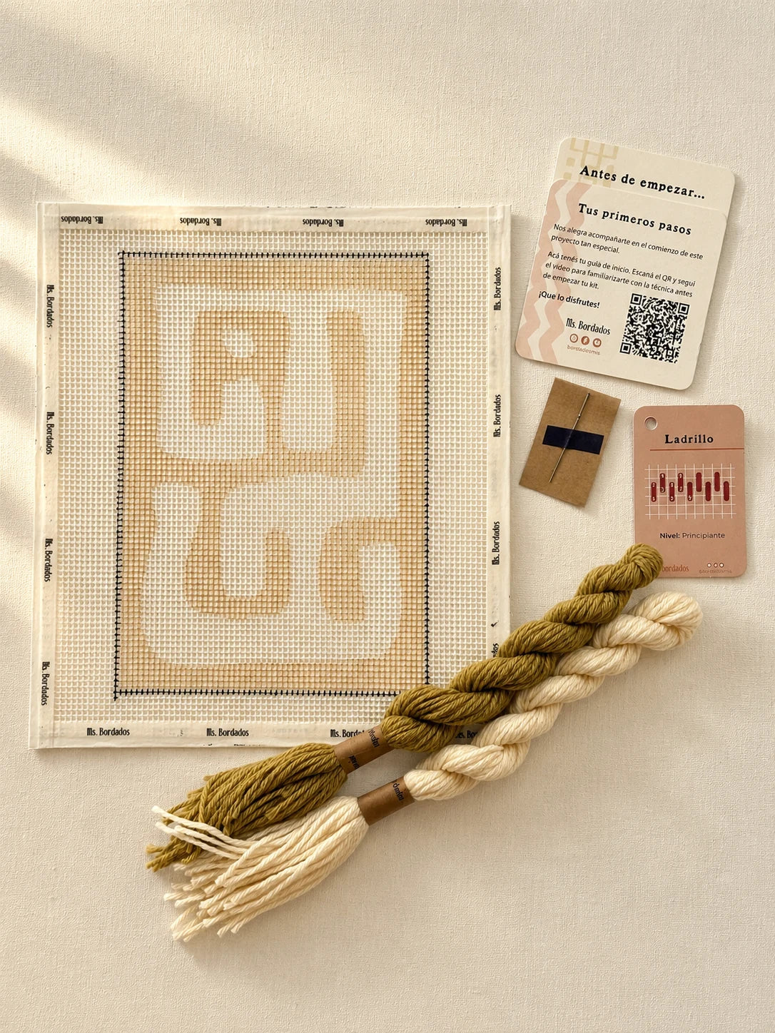 Componentes del Kit Cuadrito Kuba Sabana: cañamazo con el diseño, lanas, aguja y tarjetas de puntadas — Ms. Bordados