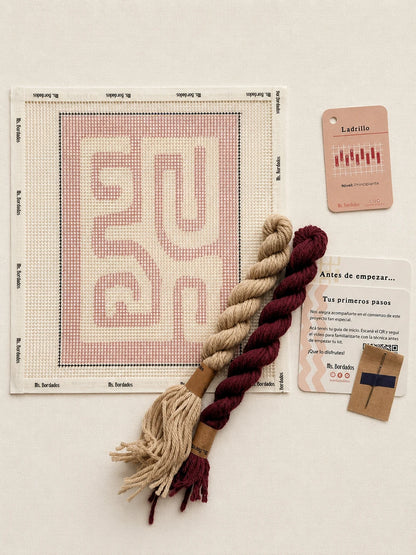 Componentes del Kit Cuadrito Kuba Shoowa Arcilla: cañamazo con el diseño, lanas, aguja y tarjetas de puntadas — Ms. Bordados
