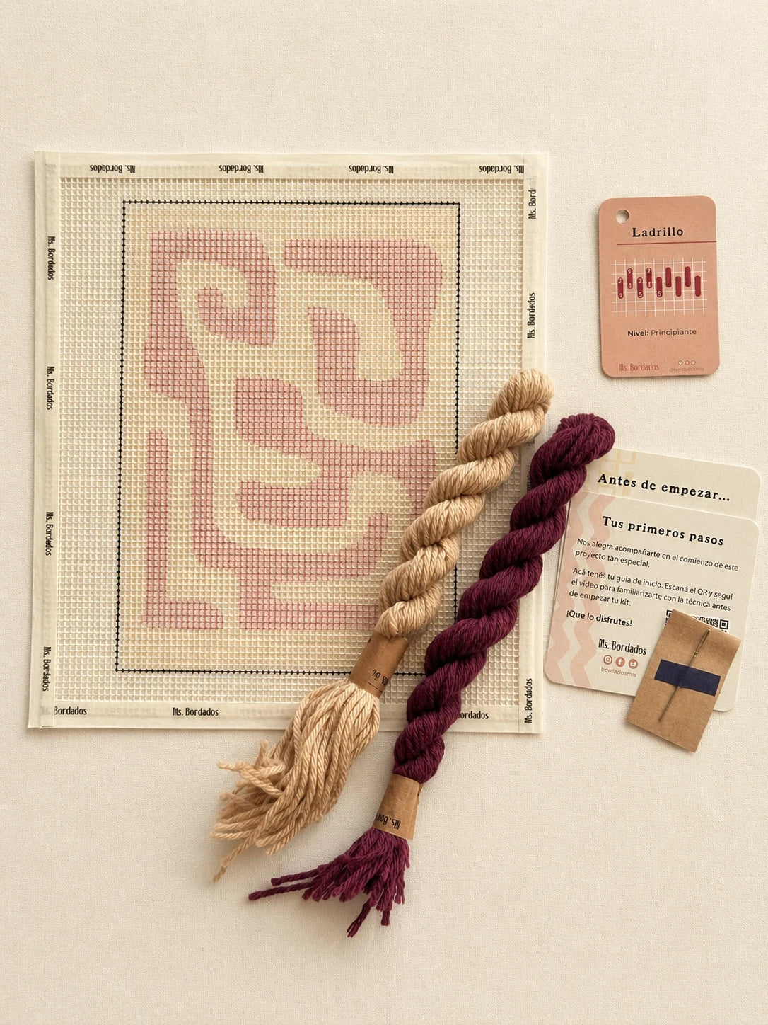 Componentes del Kit Cuadrito Kuba Shoowa Arena: cañamazo con el diseño, lanas, aguja y tarjetas de puntadas — Ms. Bordados