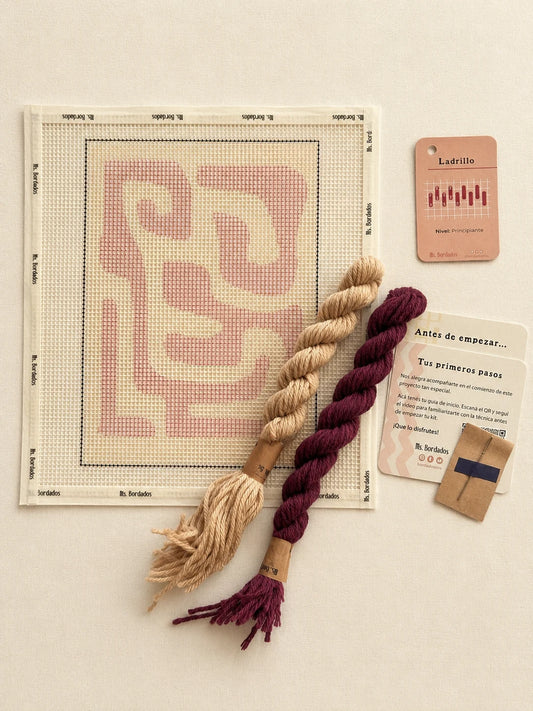 Componentes del Kit Cuadrito Kuba Shoowa Arena: cañamazo con el diseño, lanas, aguja y tarjetas de puntadas — Ms. Bordados