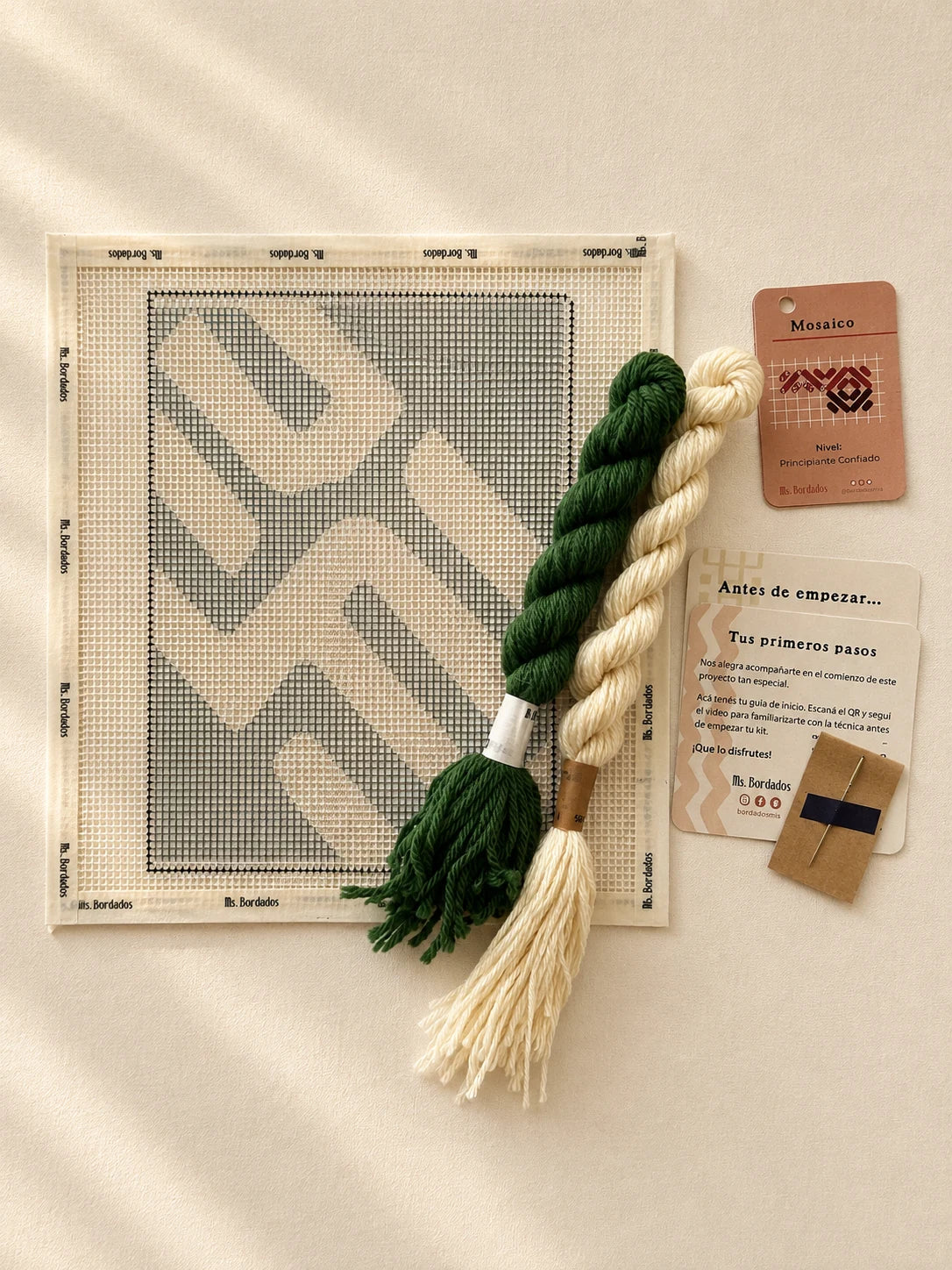 Componentes del Kit Cuadrito Kuba Tribal: cañamazo con el diseño, lanas, aguja y tarjetas de puntadas — Ms. Bordados