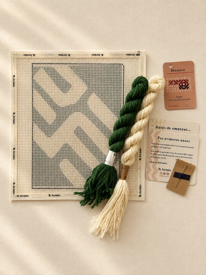 Componentes del Kit Cuadrito Kuba Tribal: cañamazo con el diseño, lanas, aguja y tarjetas de puntadas — Ms. Bordados