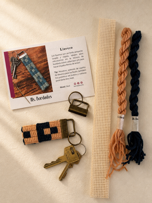 Canvas embroidery kit - Cubos Cute Keyring