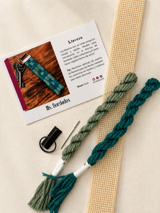 Canvas embroidery kit - Cubos Keyring