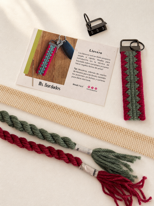 Canvas embroidery kit - Pyramid Flor Keyring