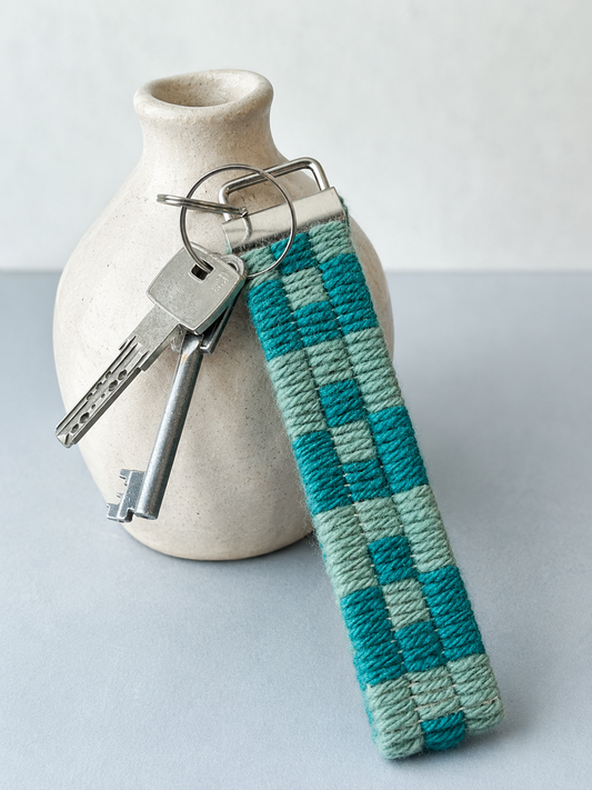 Canvas embroidery kit - Cubos Keyring