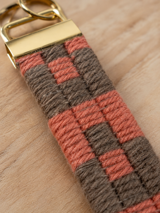 Canvas embroidery kit - Cubos Coral and Camel Keyring