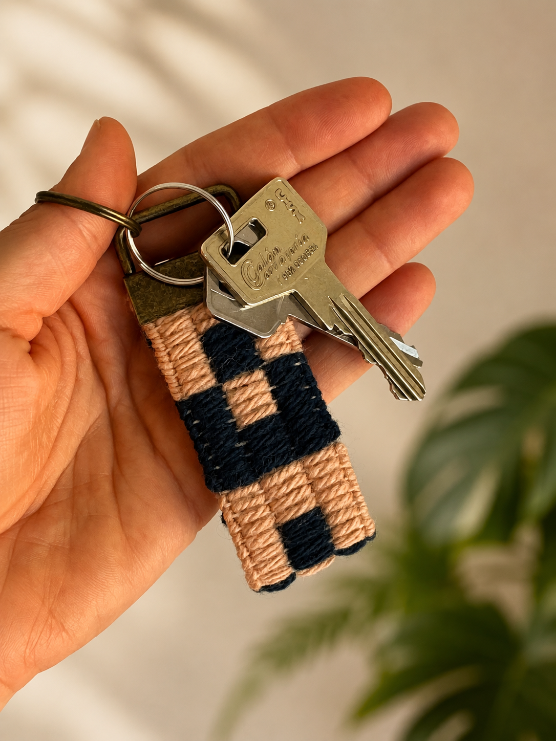 Canvas embroidery kit - Cubos Cute Keyring
